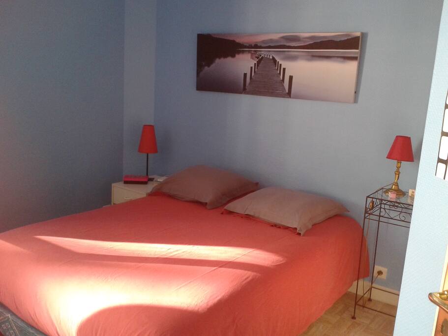 La chambre ensoleillée dans l'après-midi