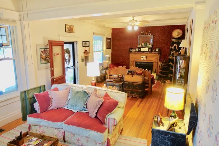 Historic home right by TCU! gallery image 3