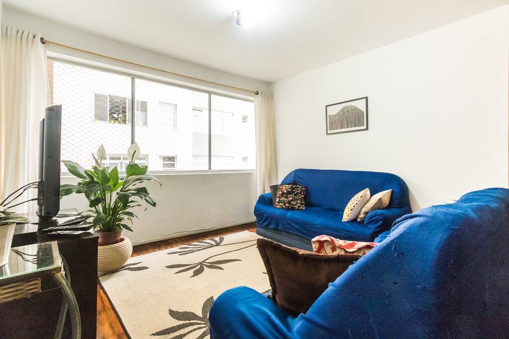 Sala de estar com vista para janela