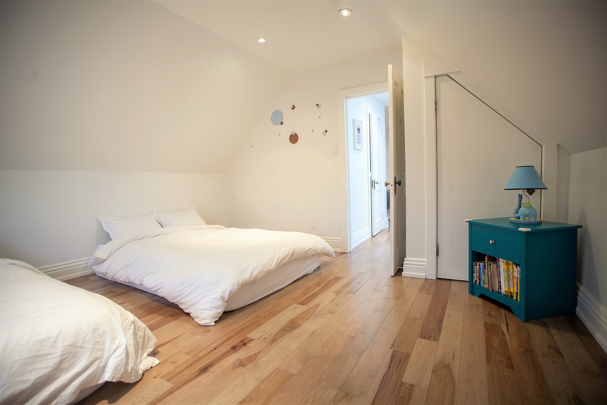 El cuarto dormitorio cuenta con dos camas tamaño queen.