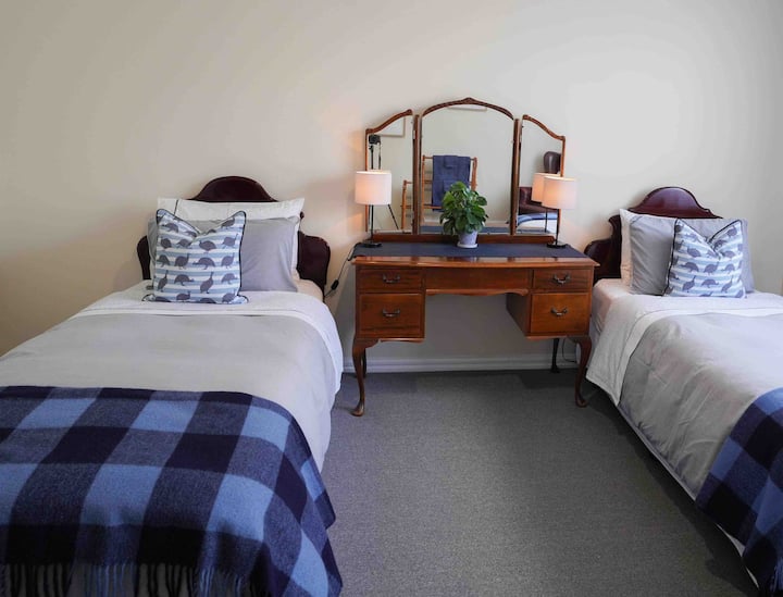 Tercer dormitorio con dos camas individuales.  Las camas tienen doonas de plumas dobles, ropa de cama de algodón de calidad, mantas eléctricas y almohadas suaves de plumas.