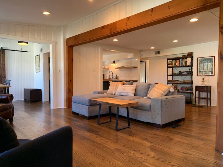 Cobblestone Hill cozy escape, backyard hiking Cottages for Rent in