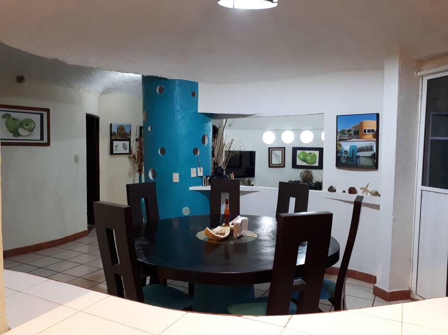 comedor integral con trinchador 6 sillas y una mesa circular.
