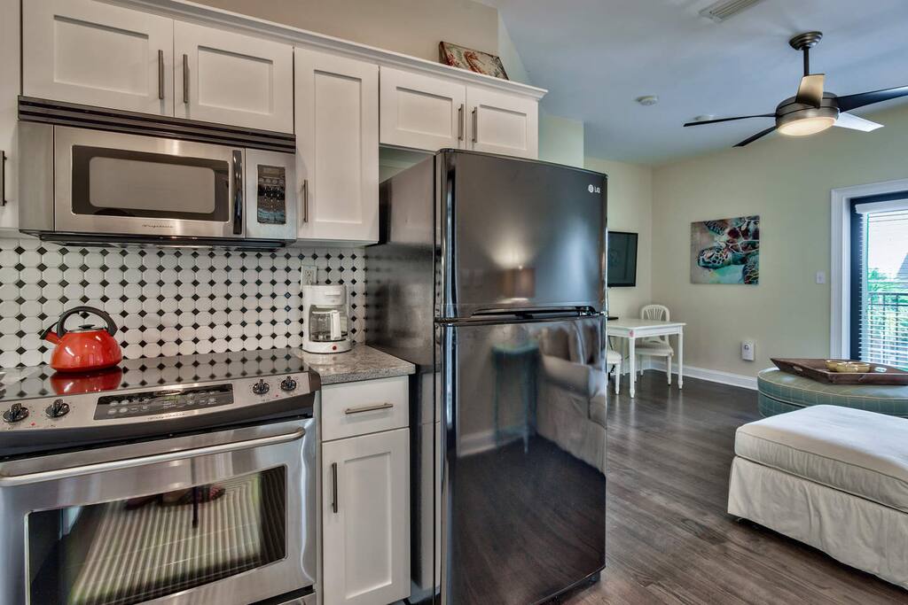 This carriage house's open floorplan makes it a spacious setting for 2 guests.