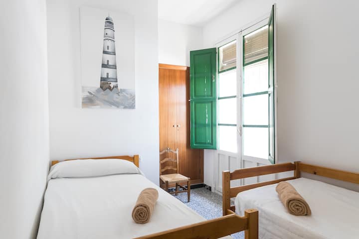 Მეორე სართული ოთახი, 2 საწოლი 0.90. დიდი ფანჯრით, რომელიც მთავარი ფასადის ერთ-ერთ აივანზე გადის.