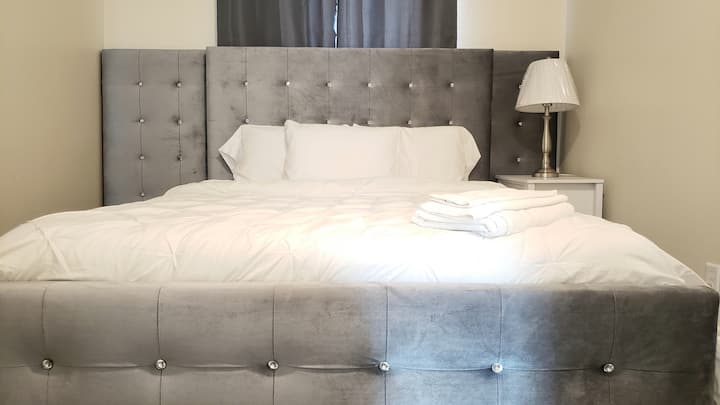 غرفة النوم B في الطابق الثاني

》مع سرير كوين للنوم لشخصين.