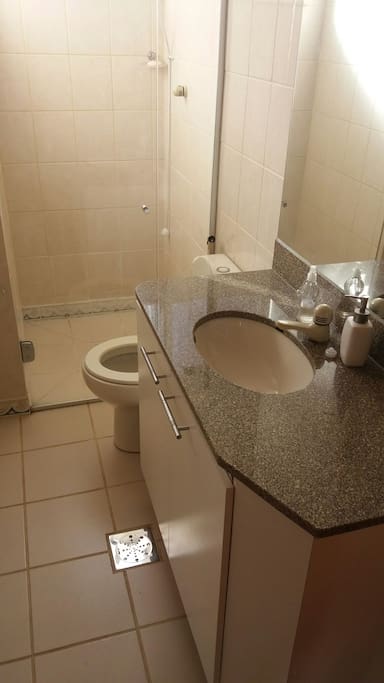 Banheiro social, de uso praticamente apenas do ocupante do quarto alugado