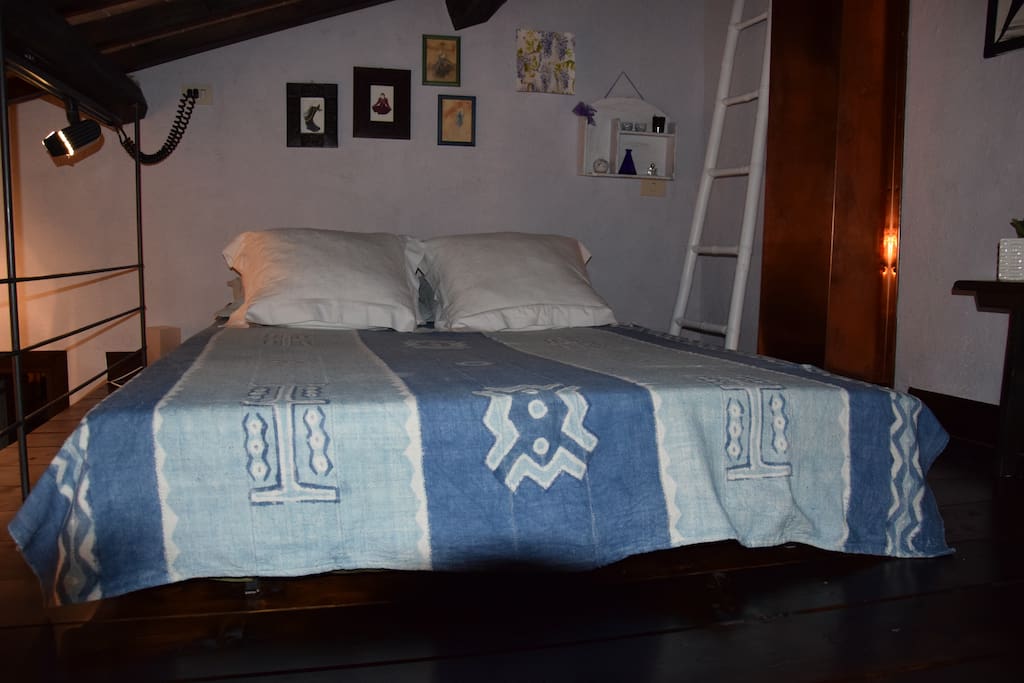 L'area soppalcata con letto da una piazza e mezza
