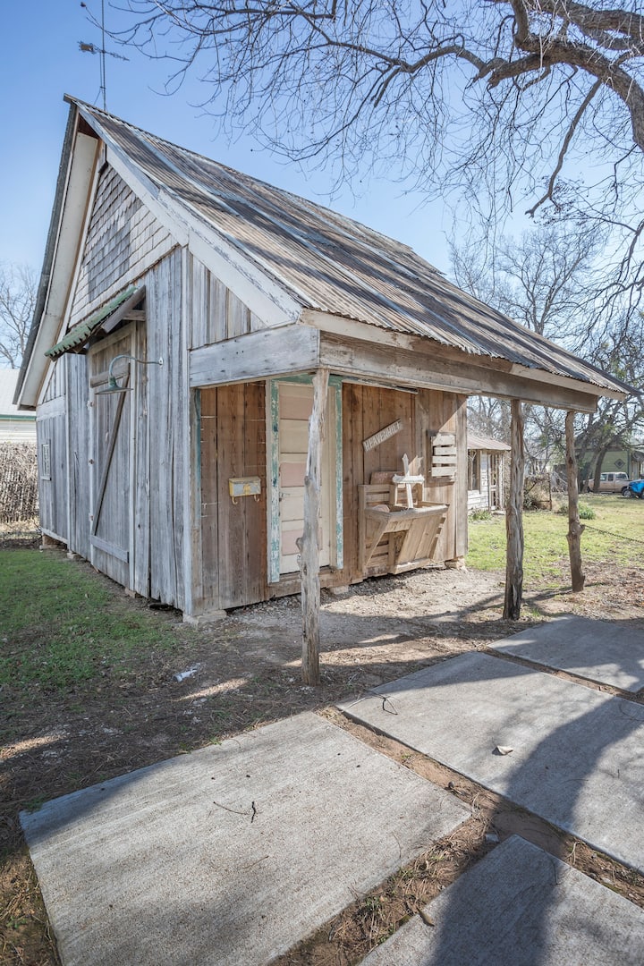 Cottage in Historic Granbury