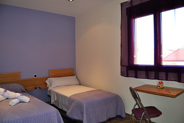 غرفة مزدوجة: تلفزيون ، خزنة ، رداء الحمام