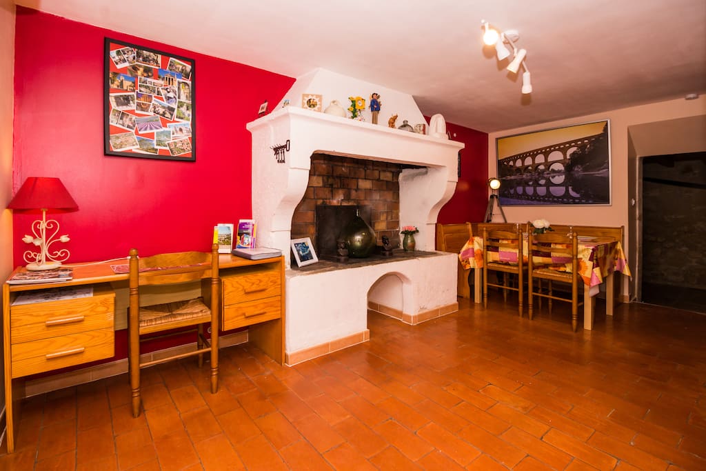 Le salon cheminée avec le coin bureau à gauche.