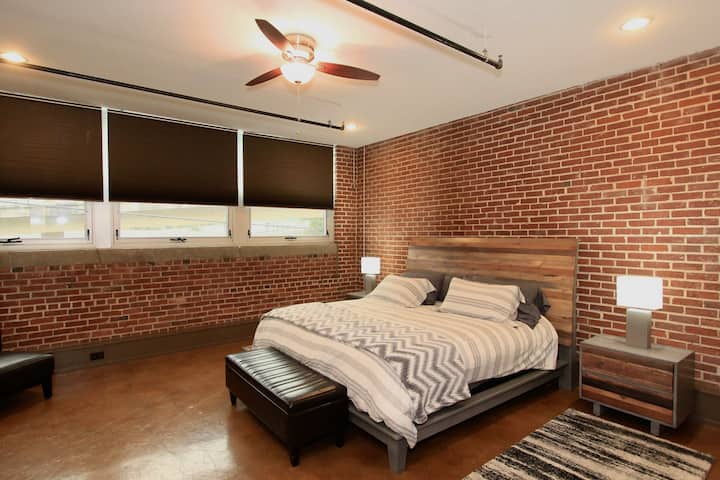 一楼卧室配备加大双人床和通往街道的窗户