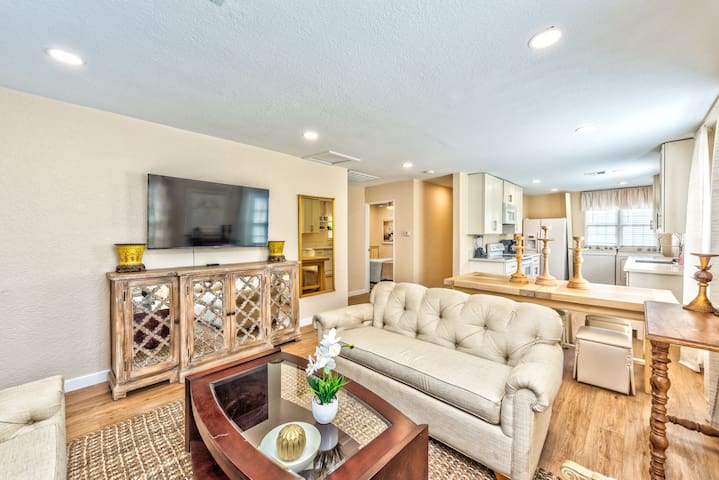 Cottage style home, close to Freemont St.