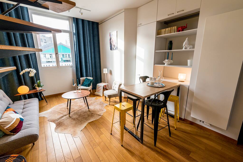 living room with the "mange-debout", a tailor-made high table for your pleasant breakfast and meals !