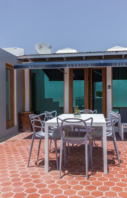 Full patio dining set.