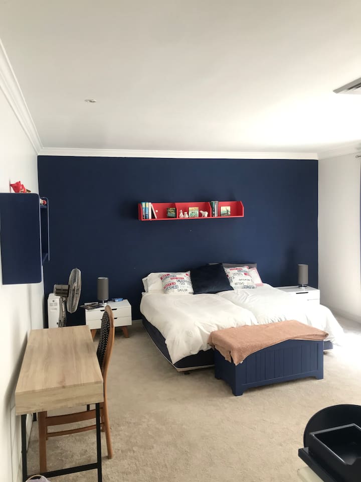 Საძინებელი 4 - ორადგილიანი საწოლები და სააბაზანო სააბაზანოთი