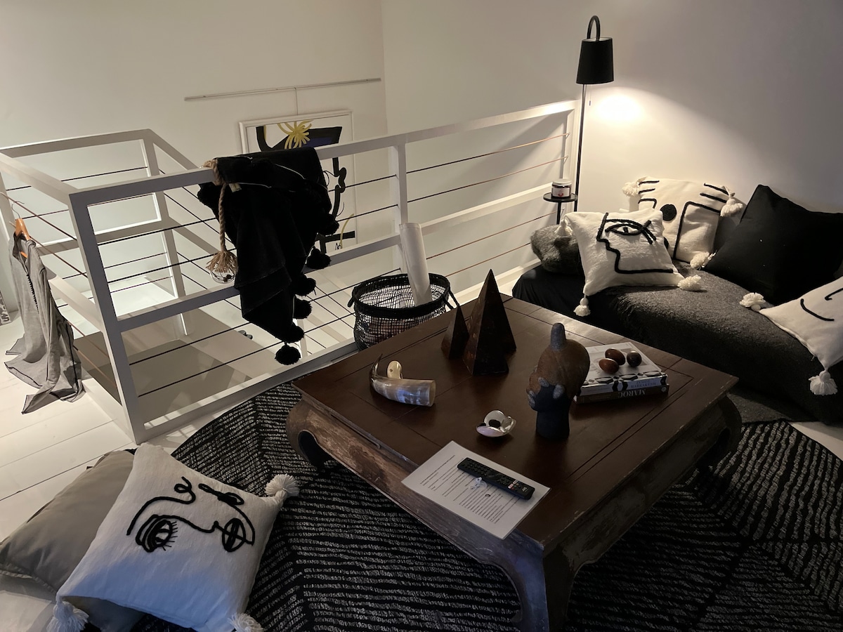 Čitajući kutak na mezzanineu s TV-om za opuštanje 