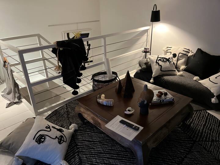 带电视的夹层阅读角落，放松身心 