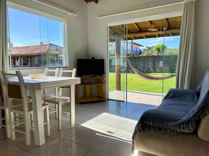 Zona de estar, entretenimiento, paisaje natural, sala de estar, comedor, vistas al jardín