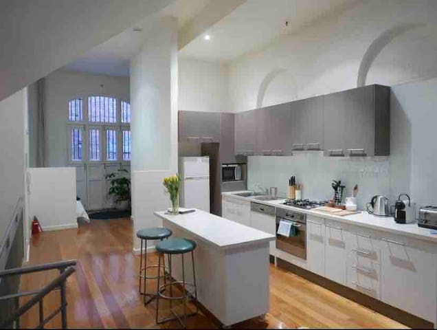 Melbourne CBD location…heritage warehouse apt gallery image 5