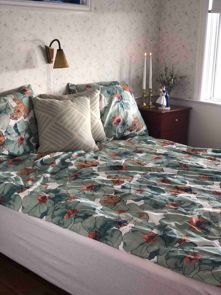 Chumba kikuu cha kulala kilicho na kitanda cha watu wawili kimewekwa kwa ajili ya kupendeza