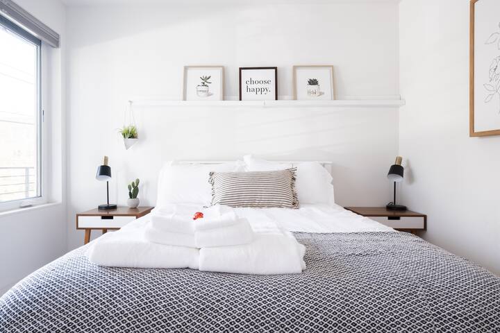 Spacious Seattle 3BR Loft w/ Space Needle Views gallery image 2