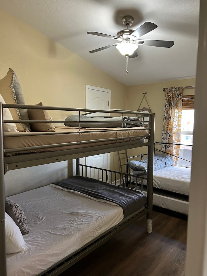 Chumba cha kulala cha wageni 2 na malkia juu ya vitanda vya bunk vya malkia na mwenendo wa pacha 