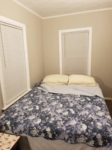 Cozy room, queen bed, free parking & laundry