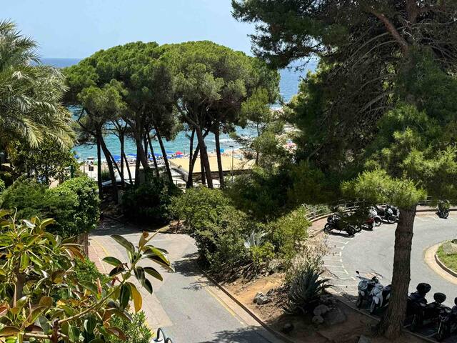 Apartamento en la playa, con piscina y parking gallery image 2