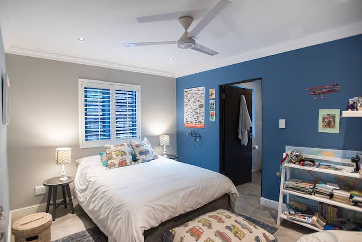 2号卧室配有双人床和套内卫生间