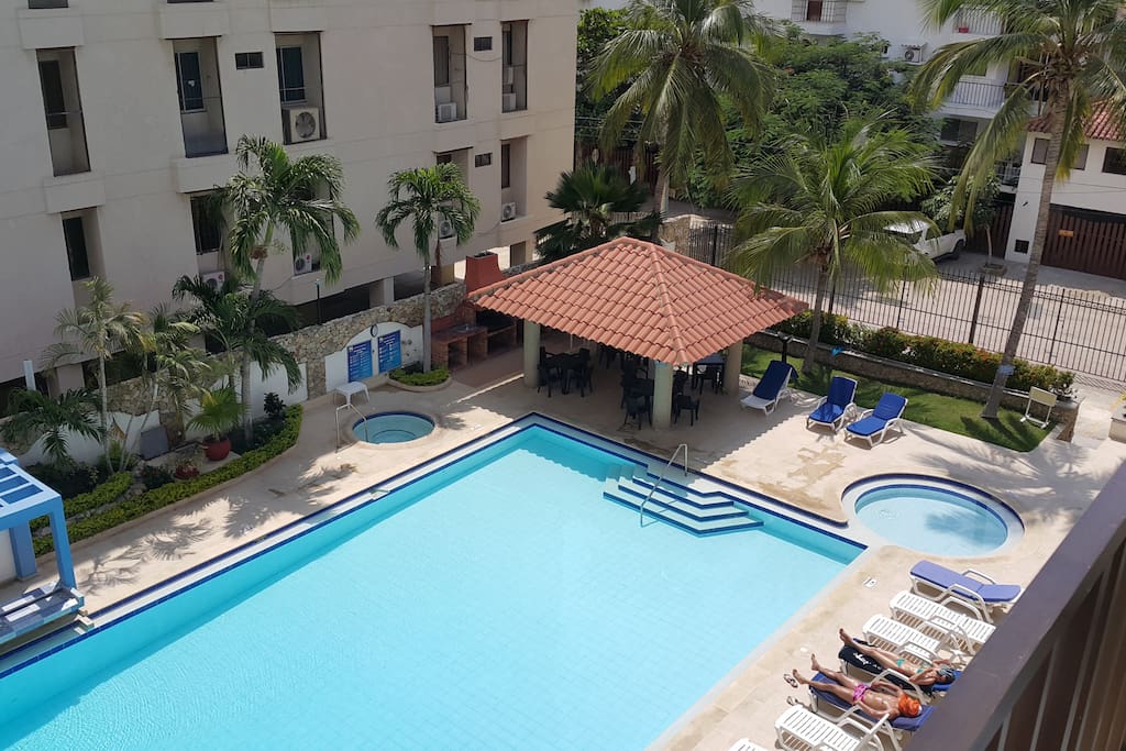 Piscina con jacuzzi y BBQ