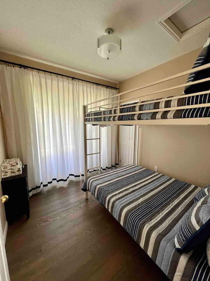 מיטות קומתיים מלאות. לא מתאים לארבעה מבוגרים 