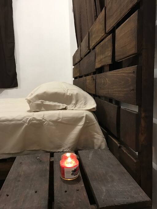 La combinación perfecta de descanso y confort con un toque de reciclaje minimalista en nuestros muebles.