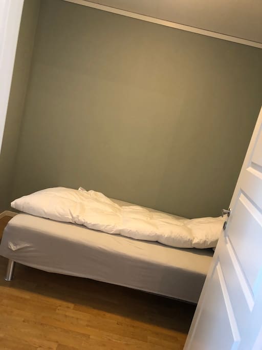 Et soverom med en 1,20 seng