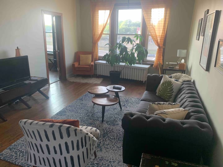 Cheerful Oak Park Apartment - Oak Park, IL