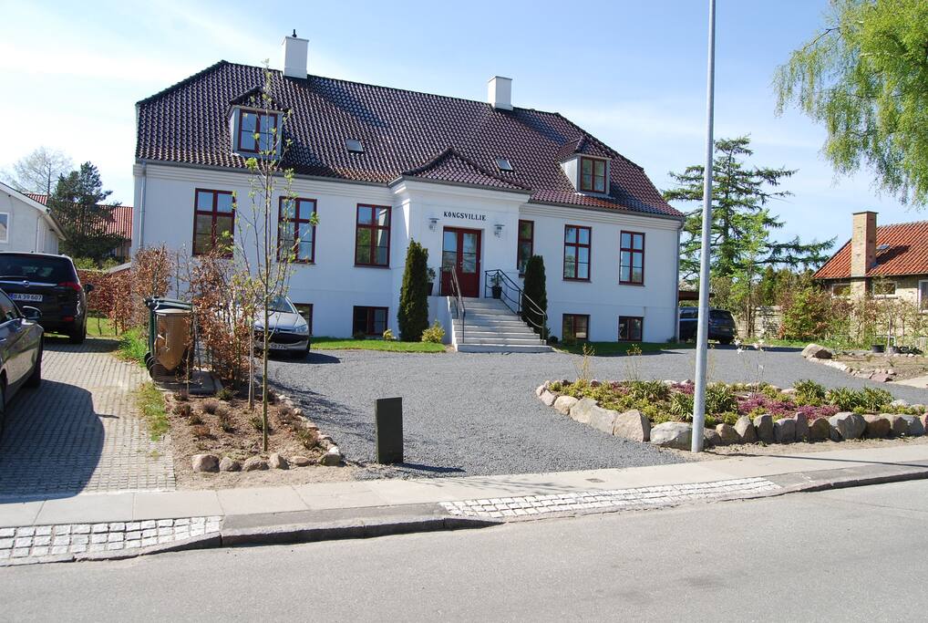 Indkørsel og parkering