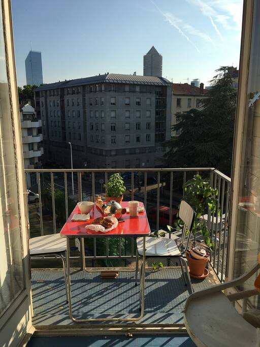 Cuisine avec balcon et vue sur Lyon