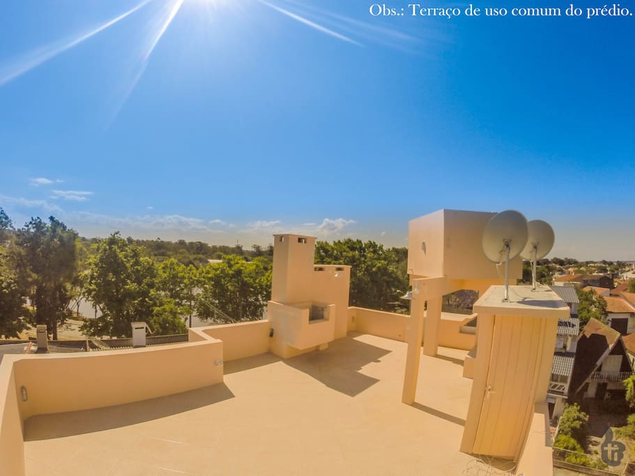Terraço com vista panorâmica da praia.