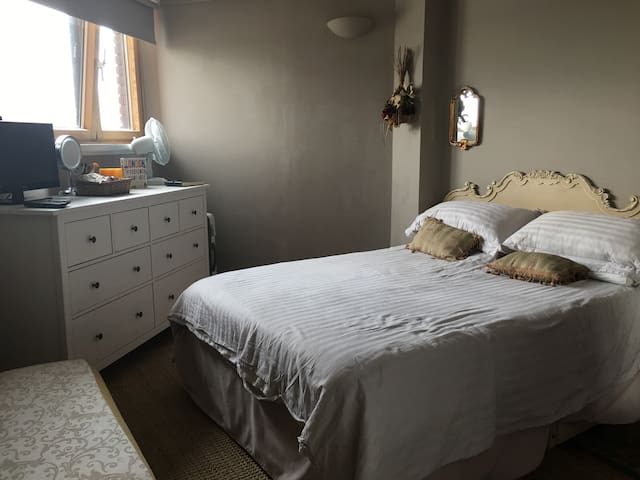 Chelsea King Size Guest Bed