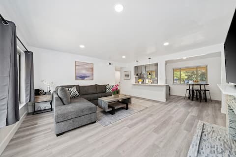 SUN RIVER HOME w/ POSH KING BED IN WHOPPING MASTER