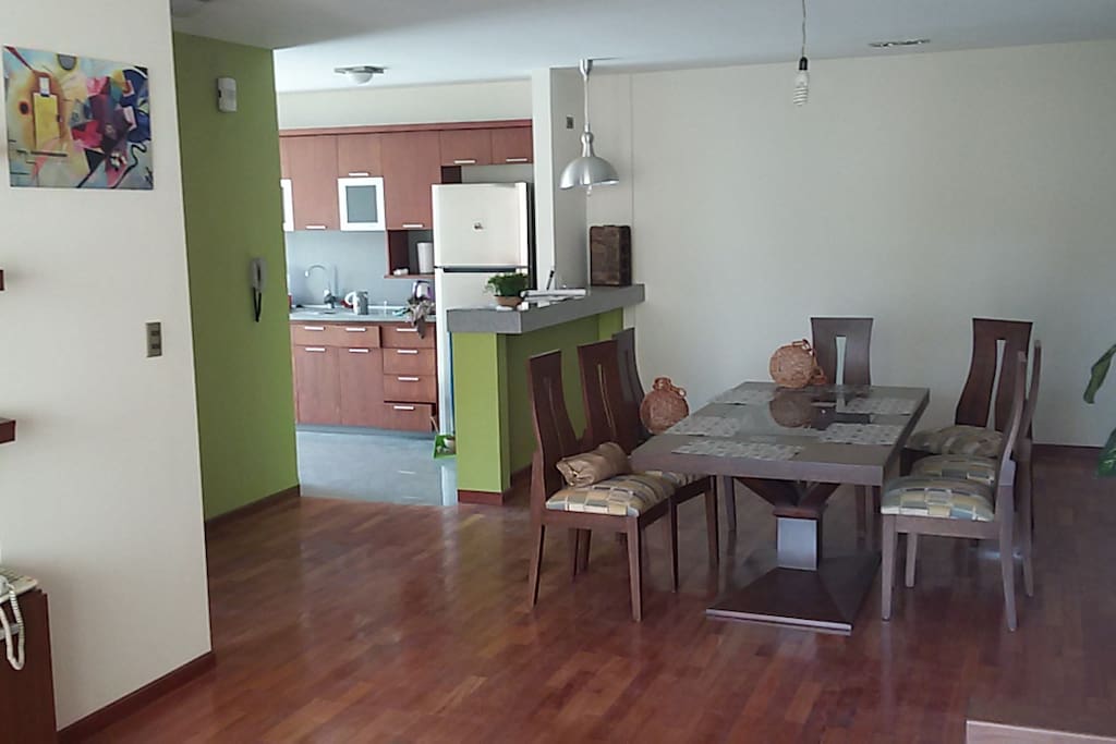 Comedor a lado de la cocina tipo americana