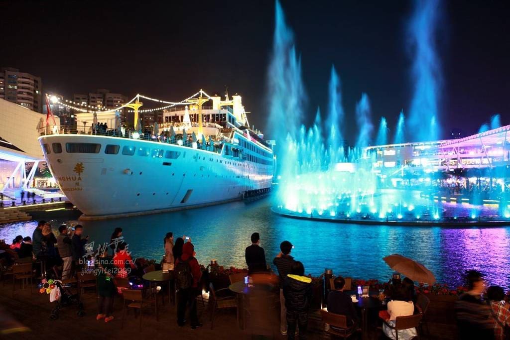 SeaWorld has an abundance of restaurants, coffee shops, shopping and entertainment for the whole family including a phenomenal water show every evening. (8 min walk)几分钟路程可以达到海上世界很多餐厅酒吧购物场所)