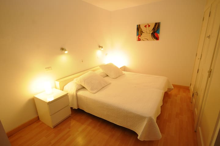 ห้องกลางแจ้งที่มีหน้าต่างบานใหญ่เตียงคู่ที่สามารถแยกออกจากกันได้และตู้เสื้อผ้าคู่ 