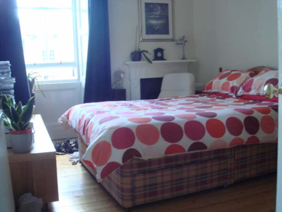 Comfortable double bed in cozy room facing the backgarden