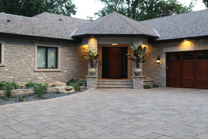 Exquisite 5BR, 4.5BA Home 8 miles from Minneapolis gallery image 3