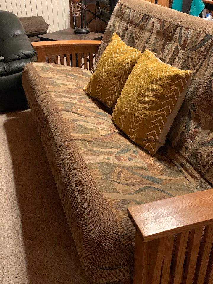 Pohovka / futón v obývacej izbe na sledovanie televízie. 