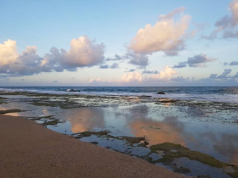 Praia com piscinas naturais na proximidade
