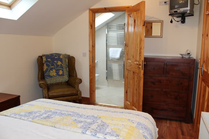 卧室3 -带套房的双人床