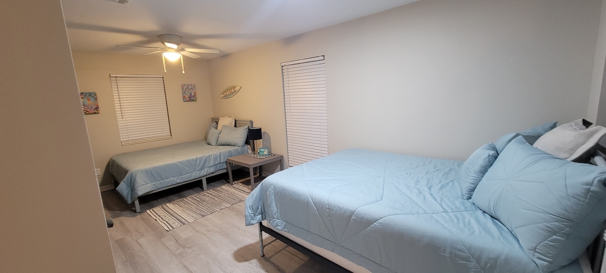 4. spálňa.  Na poschodí s ďalšou spálňou na druhej strane chodby a kúpeľňou medzi nimi.  Inteligentný termostat Ecobee so  samostatnou centrálnou klimatizačnou/ vykurovacou jednotkou na poschodí na ovládanie vlastného samostatného prostredia na spanie podľa potreby
