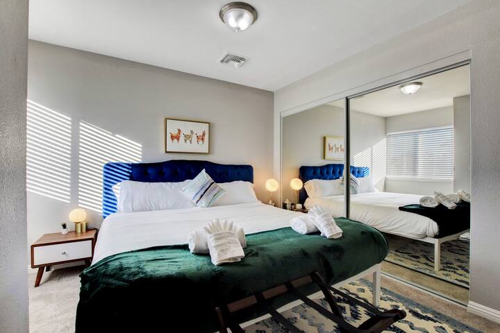 Modern Luxury Lockdown-7BR/4BA+pool/spa gallery image 3